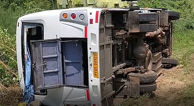 சுற்றுலா வேன் கவிழ்ந்து விபத்து: 20-க்கும் மேற்பட்டோர் படுகாயம்!