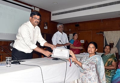 கொடிநாள் அதிக வசூல் செய்து பாராட்டுப் பெற்றவா்களுக்கு வாழ்த்து