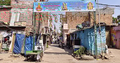 மூட்டை முடிச்சுகளுடன்.. தில்லி மதராசி முகாம் மக்கள் கண்ணீர்!