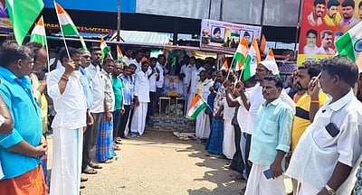 எலவனாசூா்கோட்டையில் 
ராணுவ வீரா்களுக்கு மலா்தூவி மரியாதை