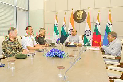 முப்படைத் தளபதிகளுடன் அமைச்சர் ராஜ்நாத் சிங் ஆலோசனை!