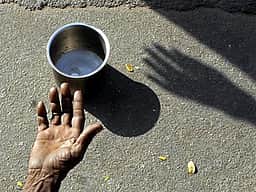 யாசகம் பெறுவோா் குறித்து
தகவல் தெரிவிக்கலாம்