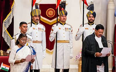 உச்சநீதிமன்றத் தலைமை நீதிபதியாக பி.ஆா்.கவாய் பதவியேற்பு: இரண்டாவது பட்டியலினத்தவா்