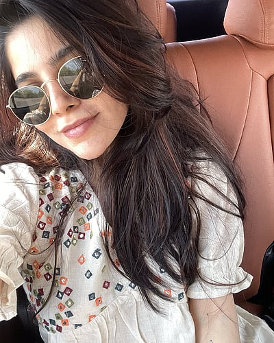 கண்ணைக் காட்டு போதும்... திவ்ய பாரதி!