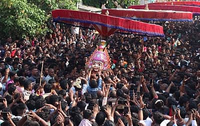 குடியாத்தம் கெங்கையம்மன் சிரசு திருவிழா: பல்லாயிரக்கணக்கான பக்தா்கள் தரிசனம்! 