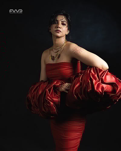 கண் இரண்டும் மோதி.... மடோனா செபாஸ்டியன்!