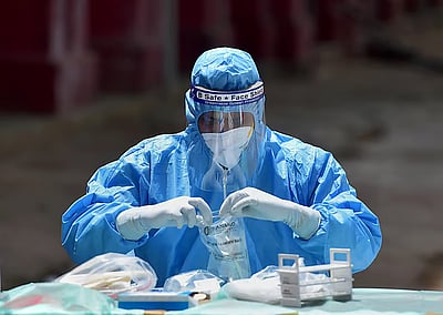 மீண்டும் தலைதூக்கும் கரோனா? சிங்கப்பூர், ஹாங்காங்கில் அதிகரிக்கும் பாதிப்புகள்!