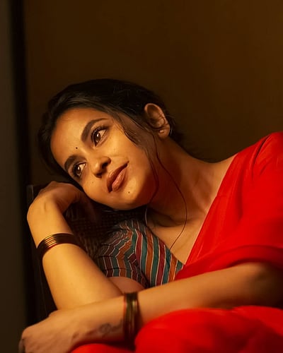 நீ கவிதையானால் நானும் கவிஞனே... கோமலி பிரசாத்! 