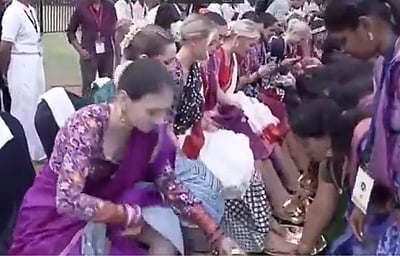 உலக அழகிப் போட்டியாளர்களின் பாதங்களைக் கழுவிய இந்தியப் பெண்கள்! வைரலாகும் விடியோ!