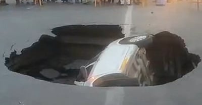 சென்னையில் சாலை பள்ளத்தில் கவிழ்ந்த கார் 