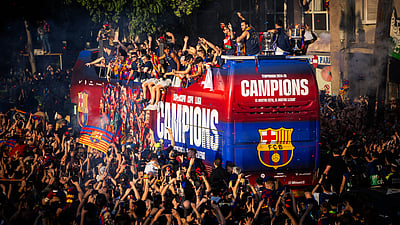 ஓராண்டில் 3 கோப்பைகள்: ஊர்வலம் சென்ற பார்சிலோனா, 6 லட்சம் ரசிகர்கள் பங்கேற்பு!