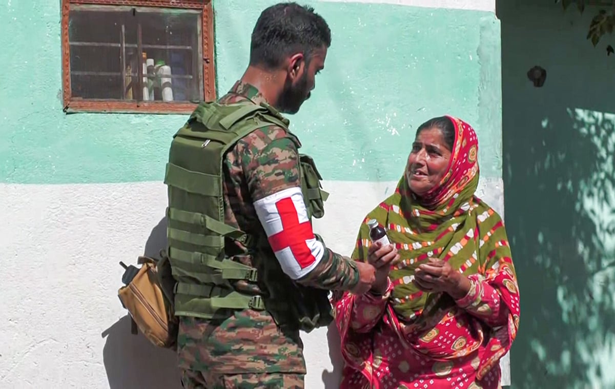 ஷெல் தாக்குதல்.. பூஞ்ச் மக்களுக்கு நிவாரண உதவிகள் வழங்கிய ராணுவம்!