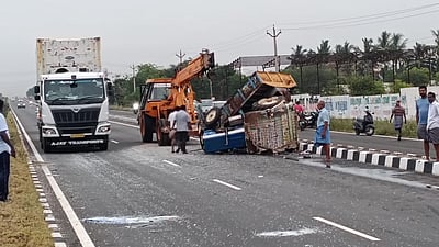 சுற்றுலா வேன் மீது தனியார் பேருந்து மோதி விபத்து; குழந்தை உள்பட 4 பேர் பலி