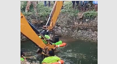 சாத்தான்குளம் அருகே கிணற்றில் பாய்ந்த ஆம்னி வேன்: 5 பேரும் பலி  