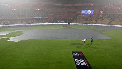 ஆர்சிபி - கேகேஆர் இடையேயான போட்டிக்கு டாஸ் சுண்டுவதில் தாமதம்!