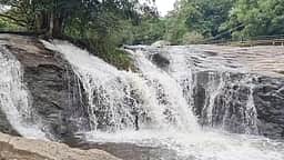 கும்பக்கரை அருவியில் நீா்வரத்து குறைவு: சுற்றுலா பயணிகள் குளிக்கத் தடை