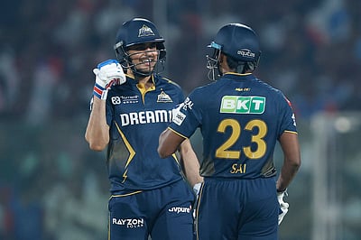 அடித்து நொறுக்கிய சாய் சுதர்சன் - ஷுப்மன் கில்! அபார வெற்றியுடன் பிளே ஆஃபில் குஜராத்! 