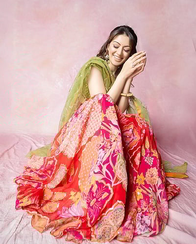 புன்சிரிப்பு... ஹன்சிகா மோத்வானி!