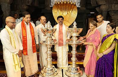 திருப்பதி கோயிலுக்கு.. மைசூர் அரச குடும்பத்தினர் 100 கிலோ வெள்ளி விளக்கு நன்கொடை!