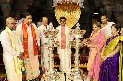 திருப்பதி கோயிலுக்கு.. மைசூர் அரச குடும்பத்தினர் 100 கிலோ வெள்ளி விளக்கு நன்கொடை!