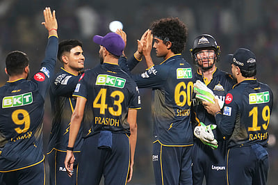 பிளே ஆஃப் சுற்றுக்கு முன்னேறிய மூன்று அணிகள்; 4-வது இடம் யாருக்கு?