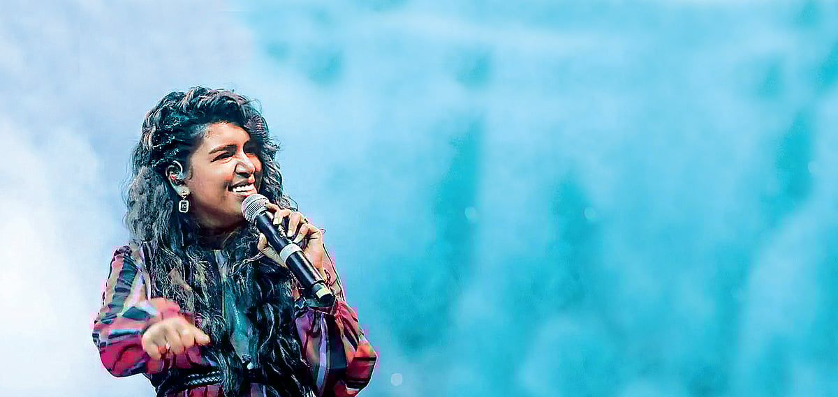 யார் அந்த கெனிஷா ஃபிரான்சிஸ்?