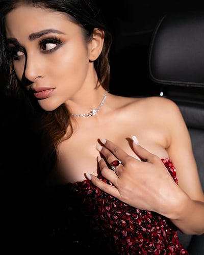 எந்தன் உயிரே... மௌனி ராய்!