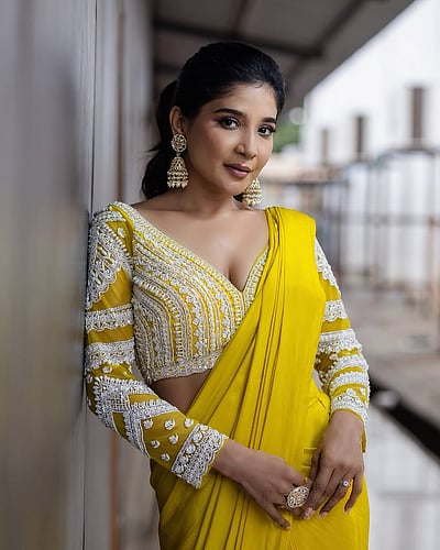 மஞ்சள் புறாவே... சாக்‌ஷி அகர்வால்!