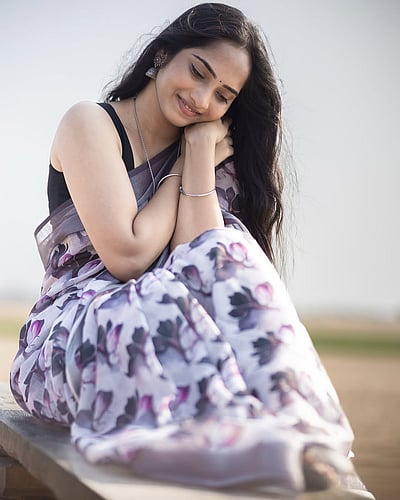 தீராத கனவுகளுடன்... திவ்யா விஜயகுமார்! 