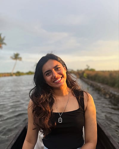 கடமக்குடி தீவில் படகு பயணம்... ஃபெமினா ஜார்ஜ்!