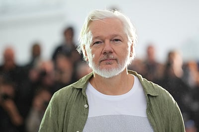 கேன்ஸ் திரைப்பட விழாவில் விக்கிலீக்ஸ் நிறுவனர் அணிந்து வந்த புதுமையான சட்டை!