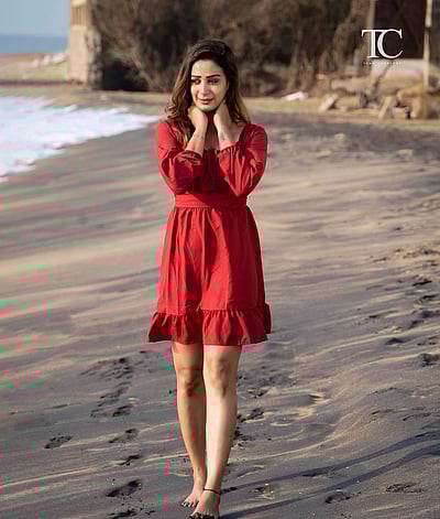 கடலும் தனிமையும்... ரியா விஸ்வநாதன்! 