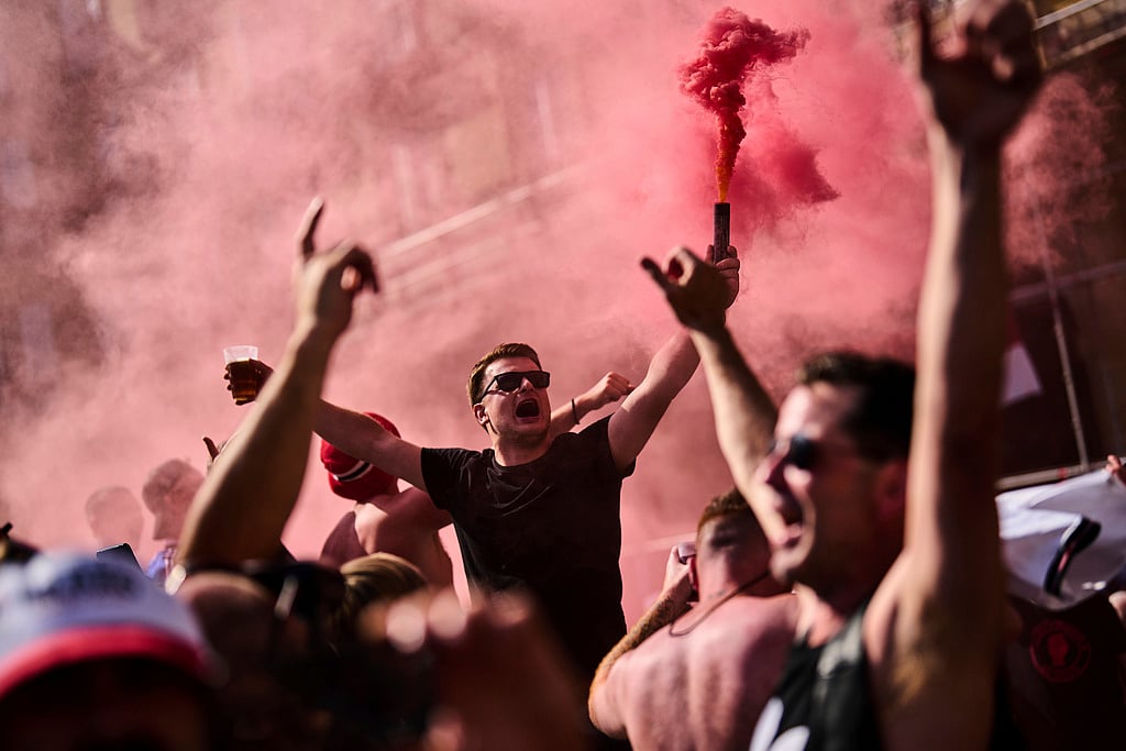 கொண்டாட்டத்தில் மான்செஸ்டர் யுனைடெட் ரசிகர்கள்.