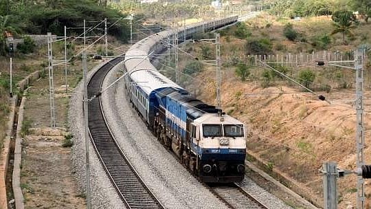 போத்தனூா் வழித்தடத்தில்
எா்ணாகுளம் - பரௌனி இடையே சிறப்பு ரயில்