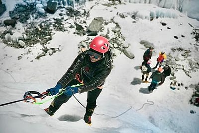 எவரெஸ்டில் பனிப்புயல்: 1000க்கும் மேற்பட்டோர் சிக்கித் தவிப்பு!