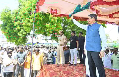 நீடித்த பொருளாதார வளா்ச்சி இலக்கை எட்டிய இந்தியா! -
ஆளுநா் ஆா்.என்.ரவி