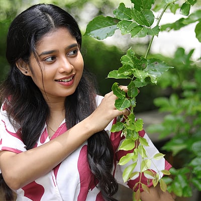 பம்பரக் கண்ணாலே... ஜனனி!