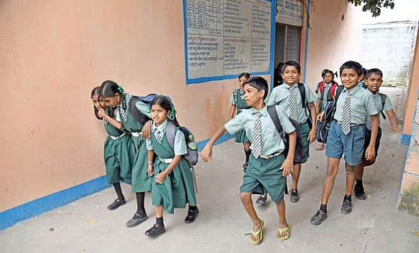 4 ஆண்டுகளாக உயா்த்தப்படாத போக்குவரத்து, பாதுகாவலா் உதவித்தொகை! மாணவா்களுக்கு வாகன வசதி ஏற்படுத்துவதில் சிரமம்!