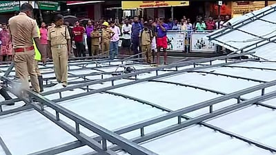 கேரளம்: பலத்த காற்றுக்கு பறந்து சாலையில் விழுந்த பெரிய இரும்பு கூரை 