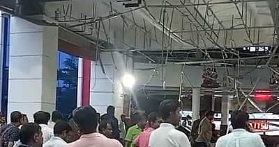 சேலம் ரயில்  நிலையத்தில் உள்கூரை விழுந்தது! பயணிகள் தப்பினர்!