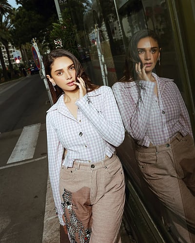 சாலையோரம்... அதிதி ராவ் ஹைதரி!