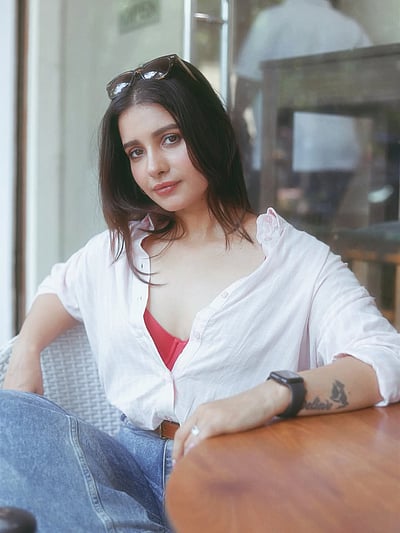 வெப்பம் வாட்டுதே.. அங்கனா ராய்!