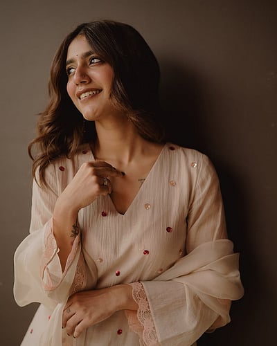 மயக்கும் பூவே... பிரியா வாரியர்!