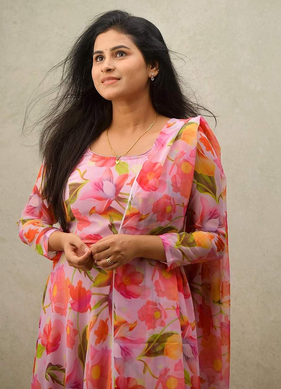 அழகே உருவாய்... ரித்திகா! 