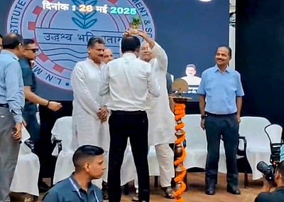 அரசு அதிகாரியின் தலையில் பூந்தொட்டியை வைத்த நிதீஷ் குமாா்! பிகார் முதல்வர் செயலால் பரபரப்பு