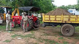 கிராவல் மண் கடத்திய டிராக்டா் பறிமுதல்