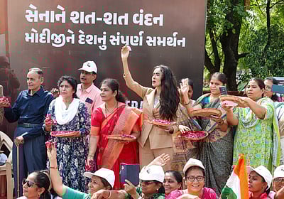 குஜராத்தில் மோடி பேரணியில் மலர்தூவிய சோஃபியா குரேஷி குடும்பத்தினர்!