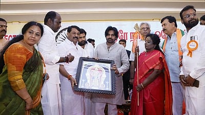 ‘ஒரே நாடு  ஒரே தோ்தல்’ திட்டம்:
எதிா்க்கட்சிகள் இரட்டை வேடம்-
பவன் கல்யாண்