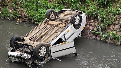 கோவையில் கொட்டும் மழை: கால்வாயில் தலைகுப்புற கவிழ்ந்த கார்!