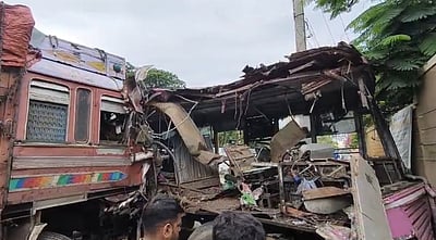 ஆம்பூர் அருகே அரசுப் பேருந்தும் லாரியும் நேருக்குநேர் மோதல்: 17 பேர் படுகாயம் 